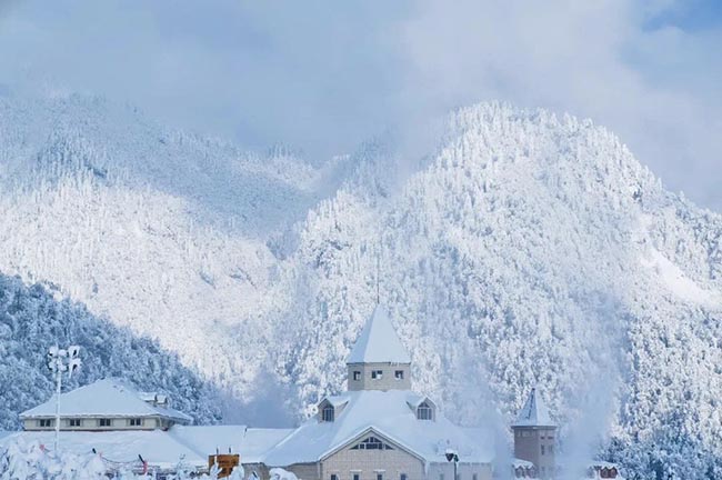 Khung cảnh tuyết trắng tuyệt đẹp trên ngọn núi nổi tiếng nhất Trung Quốc - 8