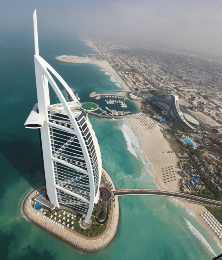 Khách sạn tọa lạc giữa biển, trên cao có sân bay dành cho trực thăng là nơi diễn ra trận đấu