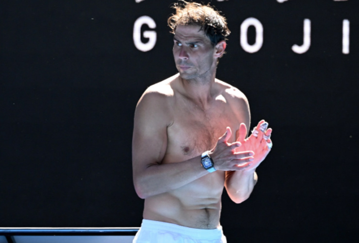 Nadal khoe cơ thể "ngực nở, bụng hóp" ở vòng 2 Australian Open 2022