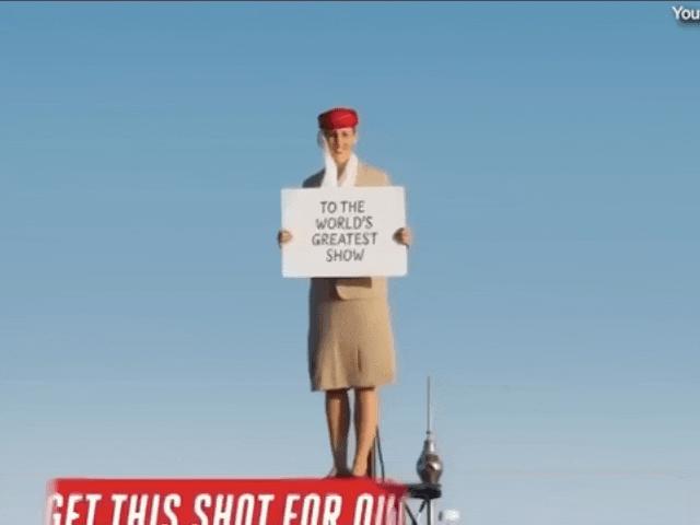 Thế giới - Máy bay khổng lồ Airbus A380 bay ngay sau lưng "nữ tiếp viên" ở độ cao 830m