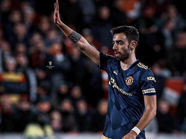 Bóng đá - Bruno Fernandes bỏ lỡ không tưởng, fan MU ví "thảm họa" như Welbeck