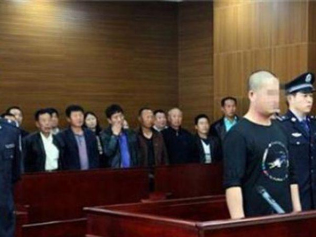 Thế giới - Con nghịch điện thoại làm hết pin, bố nhẫn tâm làm một việc gây chấn động