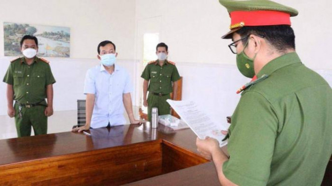 Công an thực hiện lệnh bắt tạm giam đối với Phương.