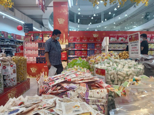 Thị trường - Tiêu dùng - ''Săn'' bia khuyến mãi Tết ở siêu thị để bán lại kiếm lời