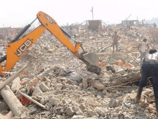 Thế giới - Kinh hoàng xe máy đâm vào xe tải chở thuốc nổ, 500 ngôi nhà bị san phẳng, nhiều người thương vong