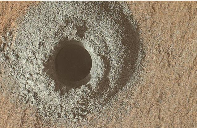 Đục lỗ Sao Hỏa, NASA  tìm được dấu vết sự sống ngoài hành tinh? - 1