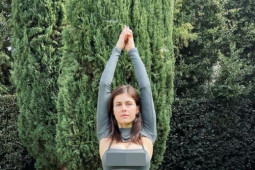 Nữ diễn viên Alexandra Daddario gây tranh cãi với trang phục tập gym