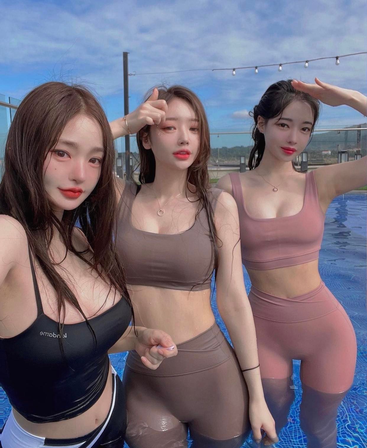 3 cô gái Hàn Quốc gây tranh cãi vì mặc đồ tập đi bơi