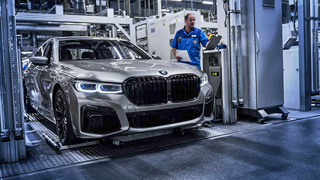 BMW dừng dây chuyền sản xuất động cơ V12 - 1