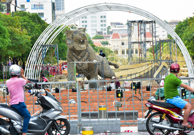 Các công nhân, nghệ nhân thi công đường hoa Nguyễn Huệ Tết Nhâm Dần 2022.