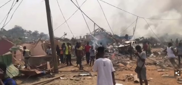 Video vụ nổ kinh hoàng xóa sổ 500 ngôi nhà ở Ghana - 5