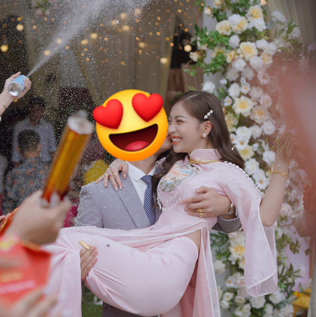Loạt ảnh và clip trong lễ đính hôn của hot girl Quảng Nam được lan truyền rộng rãi trên mạng xã hội. 
