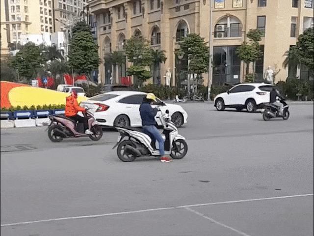 Xe máy - Xe đạp - Clip: Ngỡ ngàng trước pha dừng xe giữa đường của nữ Ninja