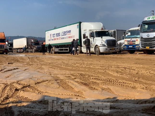 Các đối tượng "cò mồi" đã móc nối với các cán bộ ở Khu trung chuyển hàng hóa để mua "lốt xe" với giá 200 đến 300 triệu/xe 