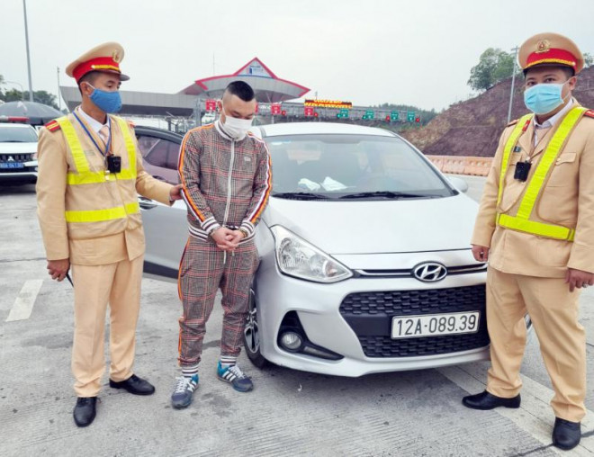 Tổ công tác CSGT bắt giữ đối tượng Nguyễn Tùng Anh với tang vật là ma túy.