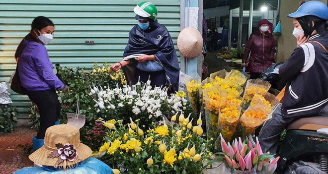Dịp này, hoa tươi phong phú, giá ổn định.