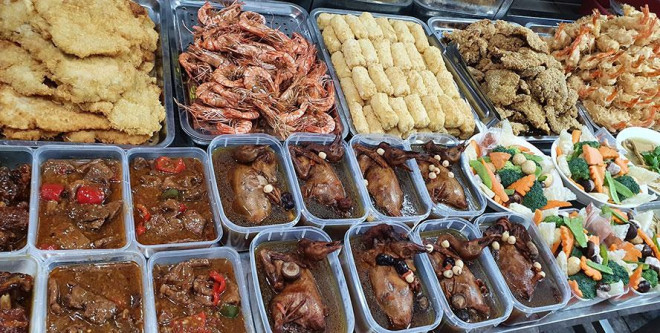 &nbsp;Các món ăn làm sẵn được trưng ra phục vụ nhu cầu những bà nội trợ bận rộn.