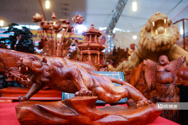 Ngoài những sản phẩm bàn ghế, tượng phật, cùng nhiều đồ vật làm từ gỗ được trưng bày, năm nay, lấy cảm hứng là năm Nhâm Dần, nhiều tiểu thương đã tung ra thị trường nhiều mẫu tượng gỗ về hổ được trưng bày, bày bán có giá trị cao.