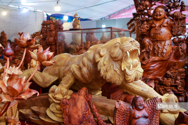 Nổi bật giữa “đàn hổ gỗ” là một hình tượng chúa tể sơn lâm được chế tác bằng gỗ mun đang được chủ cửa hàng "hét" giá 115 triệu đồng.