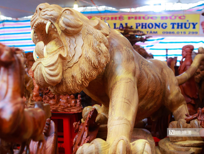 Bà Trần Minh Tâm là chủ nhân của bức tượng hổ gỗ mun này cho biết, năm nay là năm Nhâm Dần nên các mặt hàng về hổ được nhiều người dân, ưa chuộng và đón nhận.&nbsp;