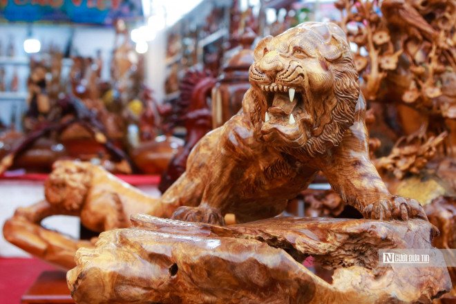 Ngoài ra, các tượng hổ nhỏ hơn đang được bày bán có giá hơn 10 triệu đồng.