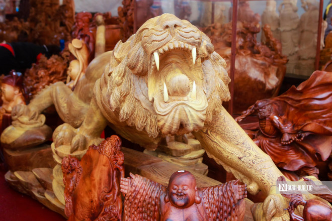 “Tại gian hàng này đang bày bán có 1 tượng hổ gỗ với chiều cao 1m và chiều dài 2m với giá 115 triệu đồng”, bà Tâm chia sẻ.