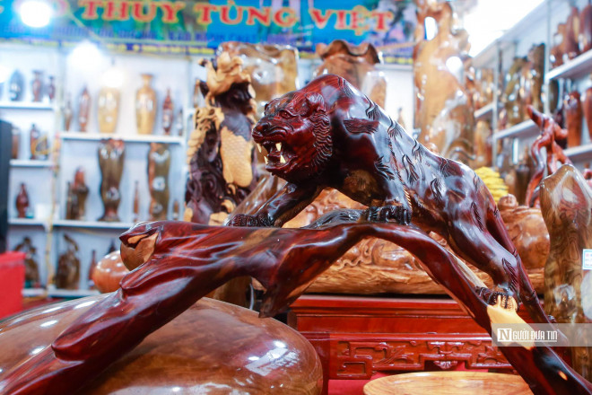 Kích thước mỗi con hổ đều có chiều dài khoảng 90 cm và cao 50 cm với phân khúc&nbsp;giao động từ 2-20 triệu đối với mỗi bức tượng hổ gỗ.