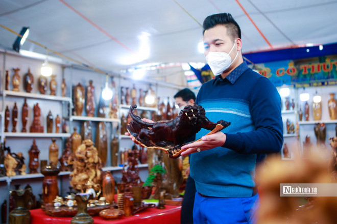 Nhiều người dân cho biết, hổ là loài vật tượng trưng của sức mạnh, là chúa tể của rừng xanh, nên những bức tượng hổ rất được ưa chuộng dung để trưng bày. Anh Trần Đăng Duy (Mỹ Đình) cho biết, năm nay là năm Nhâm Dần nên tôi lựa chọn mua tượng hổ về trưng bày ở bàn làm việc cho đẹp, tôi cũng mong muốn có thêm phong thủy thuận lợi trong công việc khi có được bức tượng này.