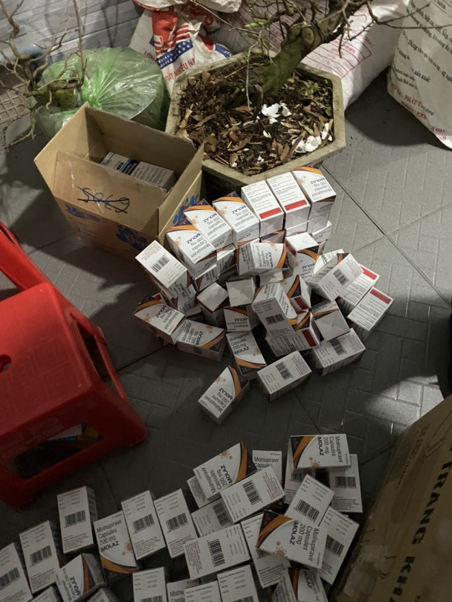 TPHCM: Bắt giữ lượng lớn thuốc điều trị Covid-19 nghi hàng kém chất lượng - 4