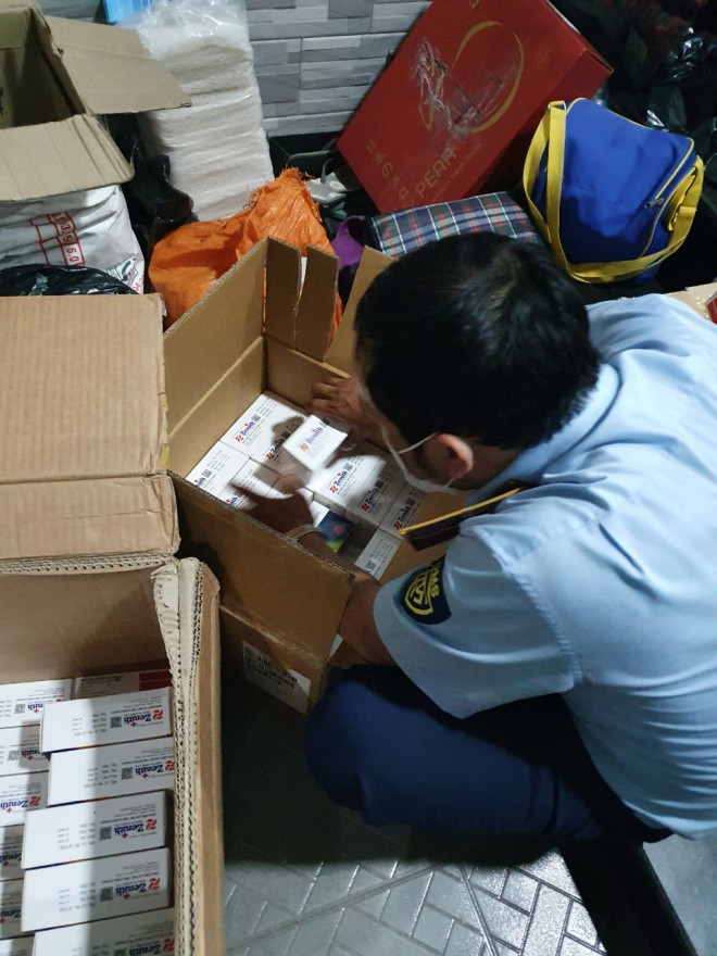 TPHCM: Bắt giữ lượng lớn thuốc điều trị Covid-19 nghi hàng kém chất lượng - 3
