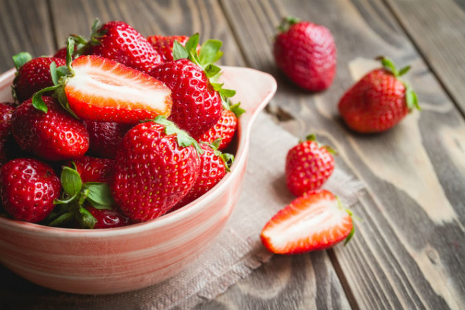 Các chất chống oxy hoá có trong dâu tây có thể giúp ngăn ngừa các vấn đề mắt như khô mắt, thoái hóa điểm vàng và khuyết tật thị lực.&nbsp;Ảnh:&nbsp;Garden strawberries