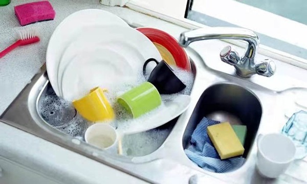 Ngâm bát đũa sau khi ăn trong bồn rửa sau 10 giờ có thể sản sinh hơn 1 tỷ vi khuẩn. (Ảnh minh họa)