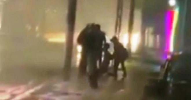  Mạnh được mọi người can ngăn khi đang dùng dao tự cứa vào cổ.