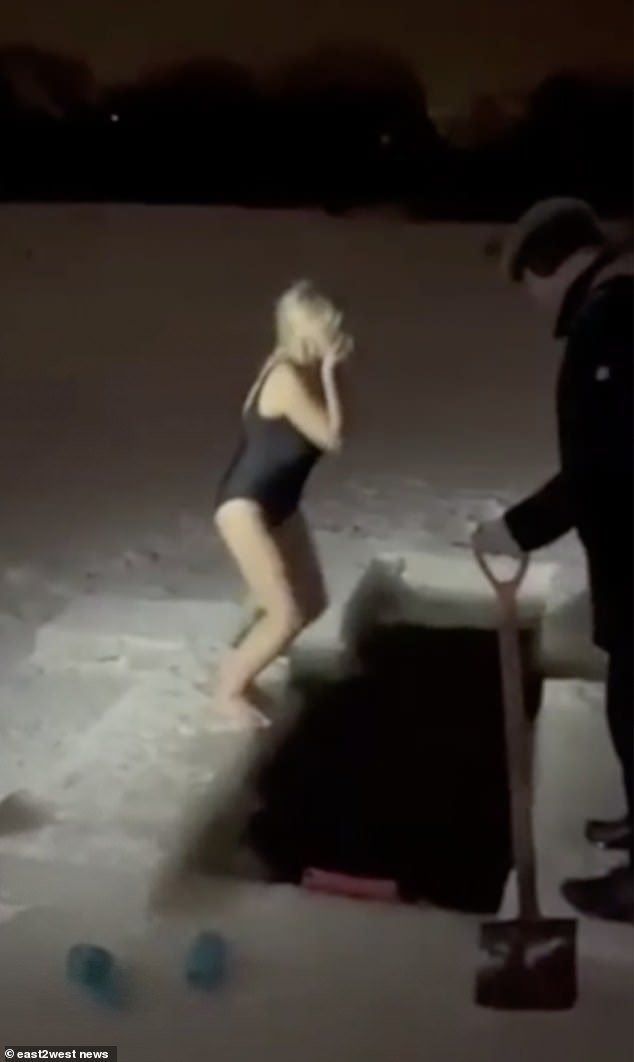 Người phụ nữ Nga nhảy xuống hố băng.