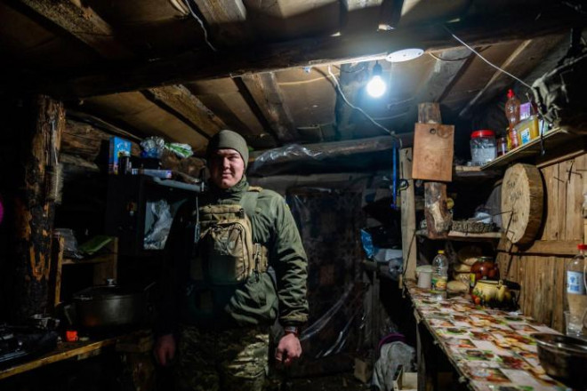 Bên trong chiến hào của quân đội Ukraine tại vùng chiến sự Donbass. Ảnh - CNN
