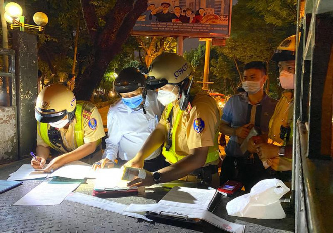 Ông NVS, 56 tuổi, ngụ quận Tân Bình, không thể chối từ đám cưới của đứa cháu nên đã vi phạm nồng độ cồn. Ảnh: LÊ THOA