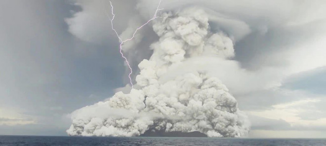 Sét núi lửa xuất hiện trong cột khói khổng lồ với tỉ lệ kỷ lục 5.000 đến 6.000 tia/phút. Ảnh: Reuters