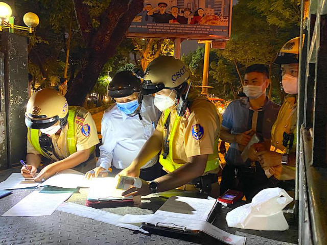 Tin tức trong ngày - Vi phạm cồn trước Tết: 'Chắc phải trả vé về quê để ở lại TP rồi'