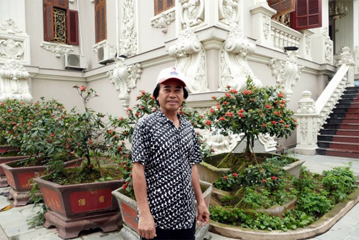 Chủ nhân của tòa nhà này là ông Nguyễn Văn Khuê (SN 1958) - một đại gia có tiếng tại Hải Hậu. 
