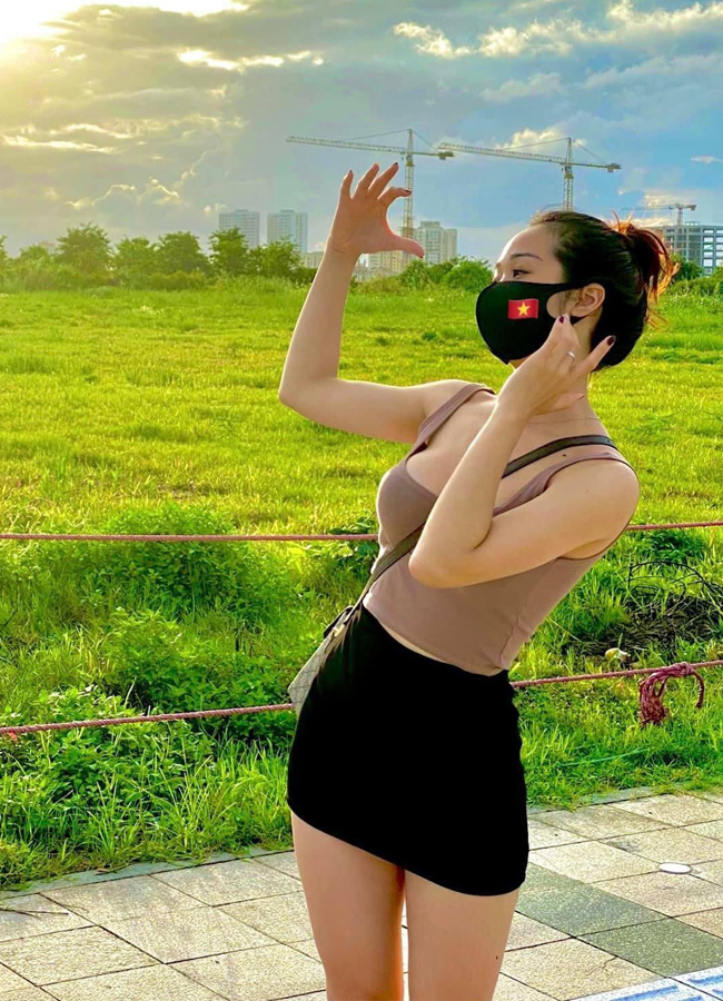 Chân váy mini màu đen kết hợp áo 2 dây phù hợp để mặc đi chơi, hẹn hò vì dễ mặc, dễ phối.