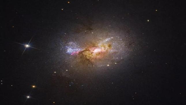 Hố đen được phát hiện ở trung tâm của thiên hà lùn Henize 2-10