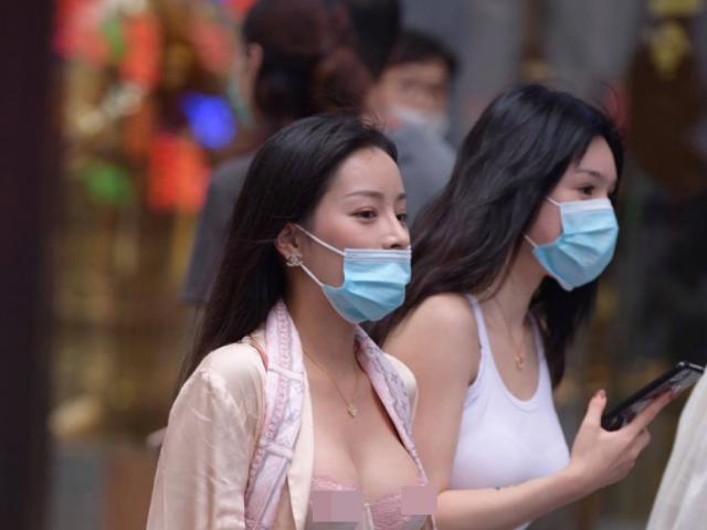 Thời trang - Người đẹp gây "sốt mạng" với thời trang mặc đi ăn hàng quá gợi cảm