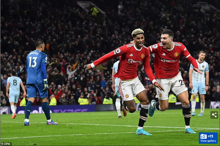 Marcus Rashford ăn mừng cùng người đồng đội Diogo Dalot khi giúp MU thắng nhọc West Ham