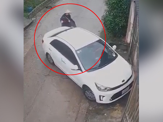 Ô tô - Clip: Sợ ô tô không vào được nhà, người phụ nữ có hành động khá bất ngờ