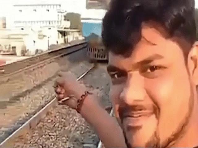 Phi thường - kỳ quặc - Clip: Muốn thử chạm vào đoàn tàu đang chạy, người đàn ông nhận kết cục nhớ đời