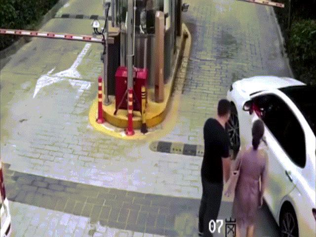 Ô tô - Clip: Thót tim cảnh nữ tài xế đâm bay bốt gác bảo vệ