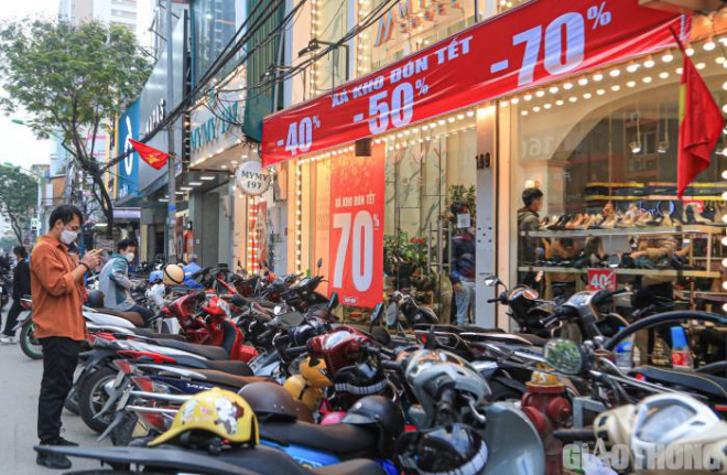Cửa hàng thời trang ở Hà Nội &#34;đua&#34; giảm giá, &#34;xả kho đón Tết&#34; - 1