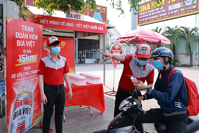 Các “phượt thủ” được tình nguyện viên tại Trạm đoàn viên Bia Việt hướng dẫn sử dụng&nbsp;các dịch vụ miễn phí tại đây