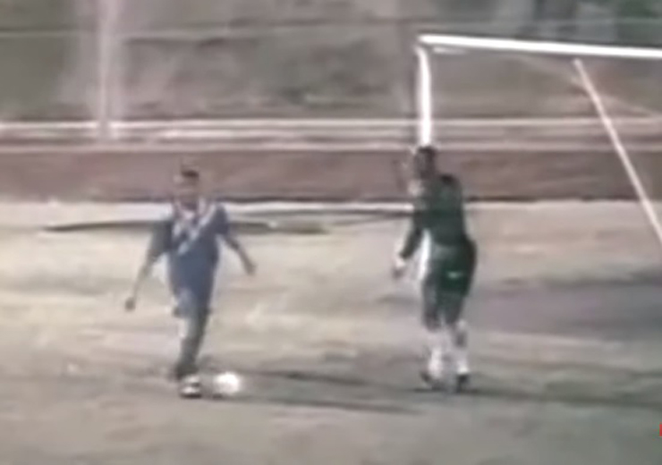 Hậu vệ và thủ môn của Barbedos... chủ động đá phản lưới nhà ở những phút cuối