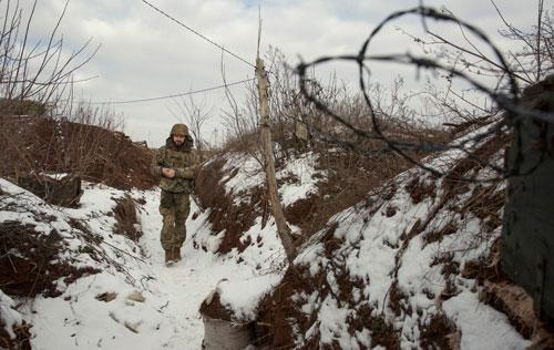 Quân nhân Ukraine tại vị trí chiến đấu gần ranh giới ngăn cách với lực lượng do Nga hậu thuẫn ở khu vực Donetsk hôm 22-1 Ảnh: REUTERS